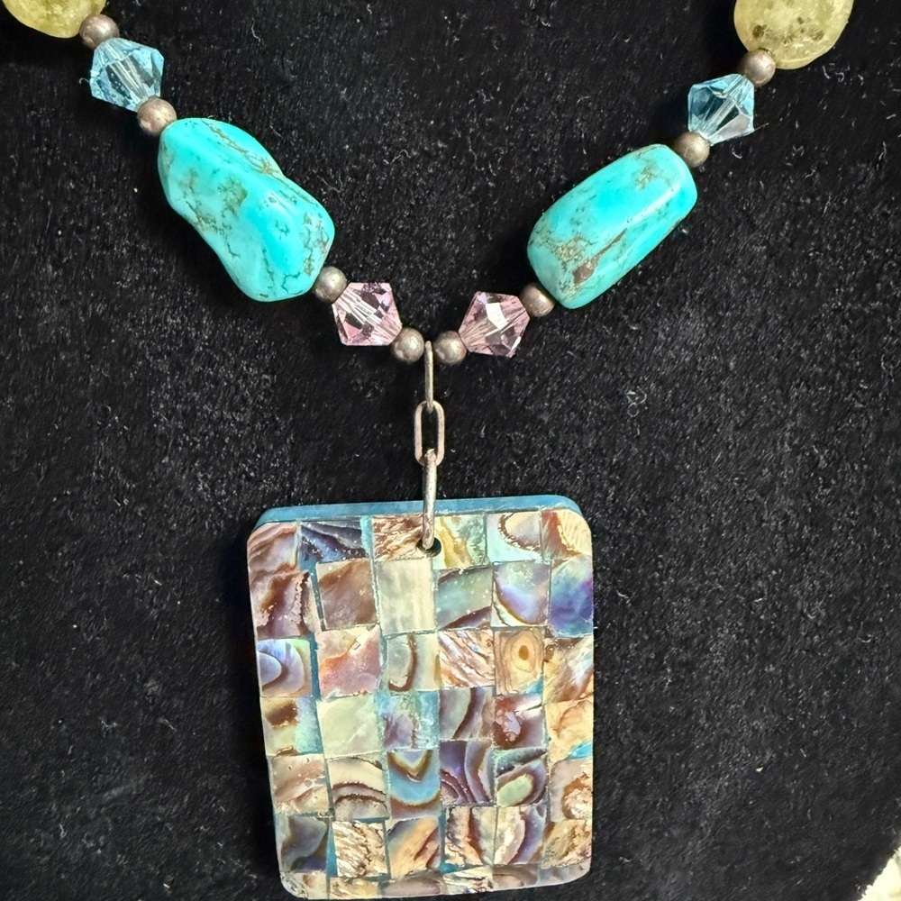 Beautiful Turquoise and Silver Necklace. - Picture 3 of 4